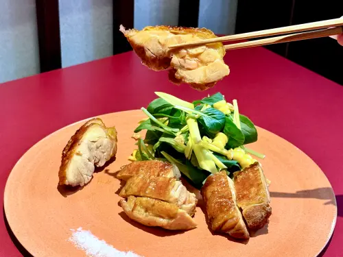 米其林燒肉新作「肉料理・福」!黑白切、春捲吃到日本3%褐毛和牛 ▲880元的「金緗雞一夜干」,搭配黃色玉米苗、玉米粒、炸玉米、小松菜苗沙拉及鹽之花。(圖/記者蕭涵云攝)