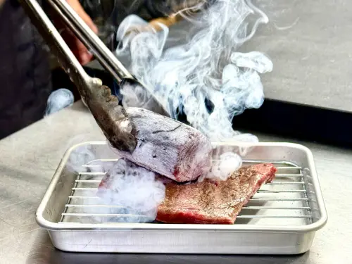 米其林燒肉新作「肉料理・福」!黑白切、春捲吃到日本3%褐毛和牛 ▲燒紅的備長炭、直接炙燒黑毛和牛表面,激起陣陣肉香。(圖/記者蕭涵云攝)