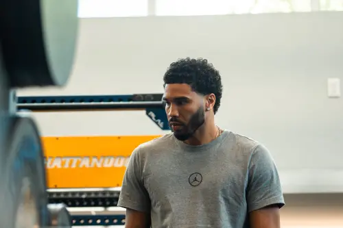 透過塞爾提克隨隊訓練師Nick Sang協助,Tatum在婚禮舉辦地點約20分鐘車程外的田納西大學查塔努加分校借用設施進行復健。當時剛結束季外訓練的查塔努加男子籃球隊員們親眼目睹這位6屆全明星球員的敬業模樣。(圖/Chattanooga Basketball X) ▲透過塞爾提克隨隊訓練師Nick Sang協助,Tatum在婚禮舉辦地點約20分鐘車程外的田納西大學查塔努加分校借用設施進行復健。當時剛結束季外訓練的查塔努加男子籃球隊員們親眼目睹這位6屆全明星球員的敬業模樣。(圖/Chattanooga Basketball X)