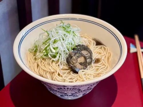 米其林燒肉新作「肉料理・福」!黑白切、春捲吃到日本3%褐毛和牛 ▲420元「烏骨雞貝系拉麵」湯頭好喝。(圖/記者蕭涵云攝)