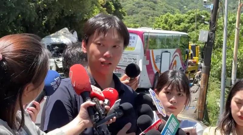 上班途中遇萬里1死14傷重大車禍　勇警衝國光客運救司機乘客