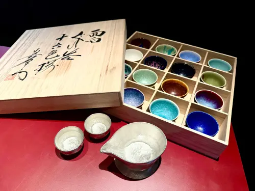 米其林燒肉新作「肉料理・福」!黑白切、春捲吃到日本3%褐毛和牛 ▲「肉料理・福」有豐富日本酒酒單,每日提供8款以上可單合點選、每合320元起的日本酒,及多達20款供單瓶點選的日本酒。(圖/記者蕭涵云攝)