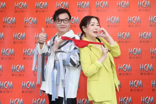 ▲七郎(左)在發片記者會上,收到師姐張秀卿(右)的紅內褲幸運加持。(圖/豪記唱片提供) ▲七郎(左)在發片記者會上,收到師姐張秀卿(右)的紅內褲幸運加持。(圖/豪記唱片提供)