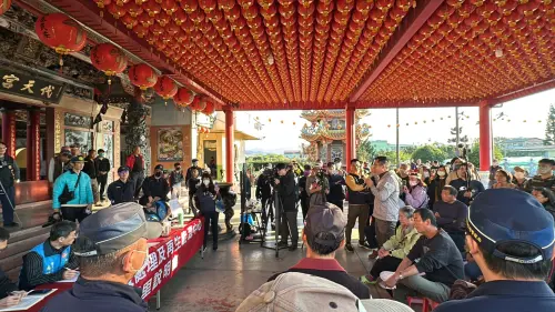 ▲今（2025）年1月13日，南投名間鄉上百茶農與當地居民，集結在代天宮前，高舉布條抗議，企圖阻撓南投縣政府興建「南投縣垃圾處理及再生能源中心」的說明會。（圖／名間鄉反興建焚化爐自救會提供）