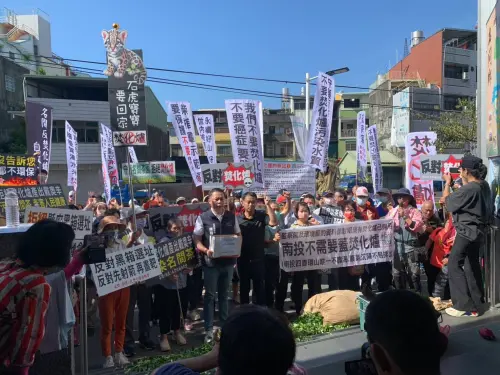 ▲帶頭抗議的名間鄉鄉長陳立翰，2024年11月7日收下5056份反焚化爐連署書，並受邀擔任「名間鄉反興建焚化爐自救會」會長。（圖／名間鄉反興建焚化爐自救會提供）