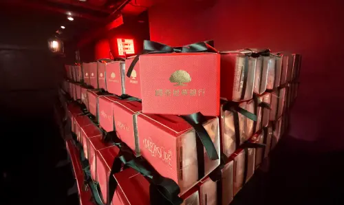 ▲搶聽會特別準備限量小禮「愉悅禁果」給來參加的觀眾 ，讓大家完整體驗13首單曲之餘，更提升現場的Pleasure Wonderland的意境氛圍。（圖／國泰世華銀行提供）