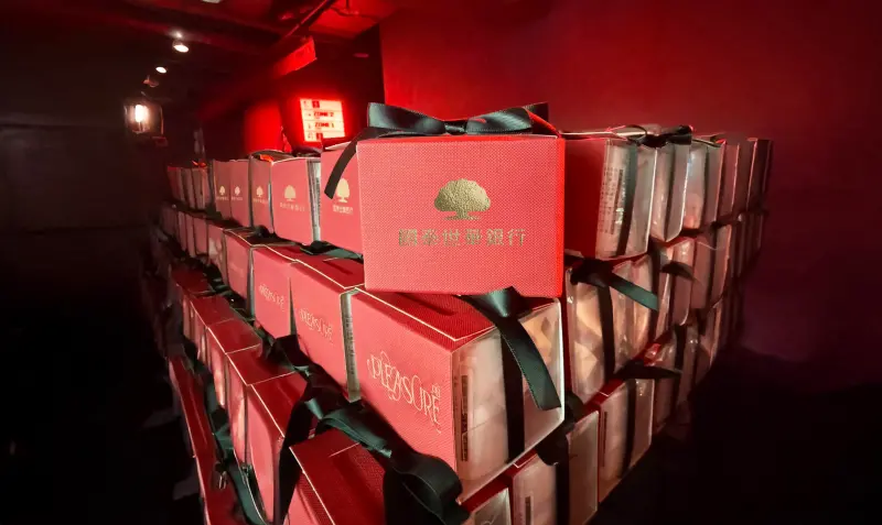 ▲搶聽會特別準備限量小禮「愉悅禁果」給來參加的觀眾 ,讓大家完整體驗13首單曲之餘,更提升現場的Pleasure Wonderland的意境氛圍。(圖/國泰世華銀行提供)