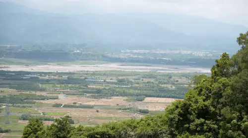 ▲南投縣政府興建「南投縣垃圾處理及再生能源中心」選址，緊鄰國道3號旁，茶農擔心焚化爐所產生空污影響茶葉收成。（圖／記者王郁勳攝）