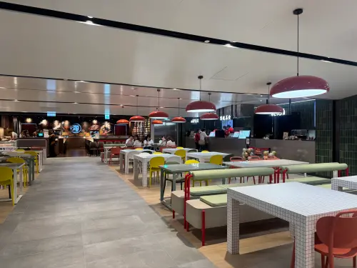 DREAM PLAZA地下二樓為美食街,與統一時代百貨連通。(圖/記者鍾怡婷攝) ▲DREAM PLAZA地下二樓為美食街,與統一時代百貨連通。(圖/記者鍾怡婷攝)