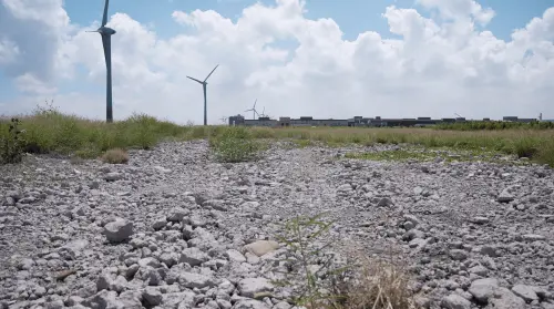 ▲彰濱工業區內，晶鼎焚化爐預定地，NOWNEWS現場直擊堆積疑似底渣混合的廢棄物。（圖／記者王郁勳攝）