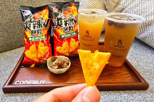 COMEBUY聯名喜年來,期間購買(話梅系列)各一杯,即贈一包(爽辣V餅乾) ▲COMEBUY聯名喜年來,期間購買(話梅系列)各一杯,即贈一包(爽辣V餅乾)