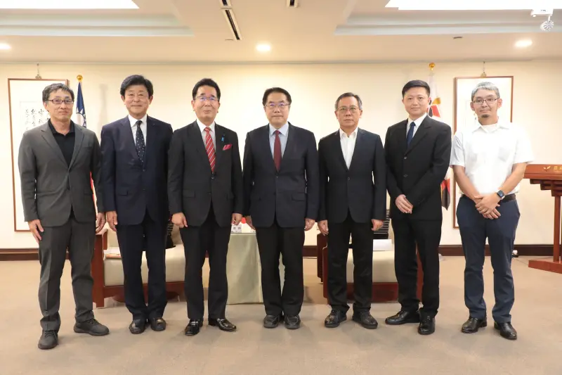 ▲ 黃偉哲與島田教明會長（左三）、友廣巖副會長（左二）合影。（圖／南市府提供）