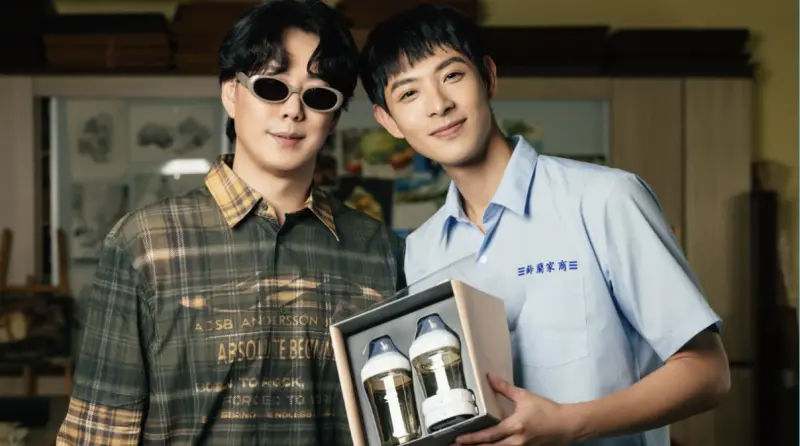 ▲蕭煌奇（左）邀請連晨翔（右）拍攝〈做一個惜情軟心的人〉 新歌MV，並送上「愛馬仕」探班，祝賀他即將升格新手爸爸。（圖／華納音樂提供）