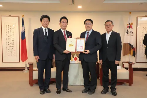 ▲島田教明會長轉交柳居俊學議長慰問信。（圖／南市府提供）