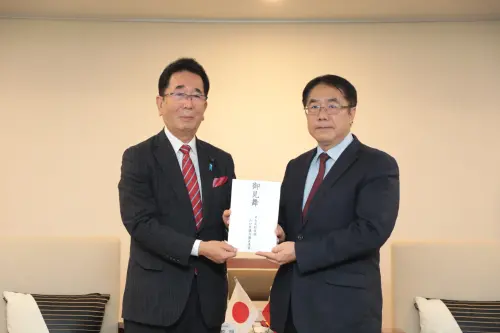▲島田教明會長代表日台友好促進山口縣議會議員連盟捐款賑災。（圖／南市府提供）