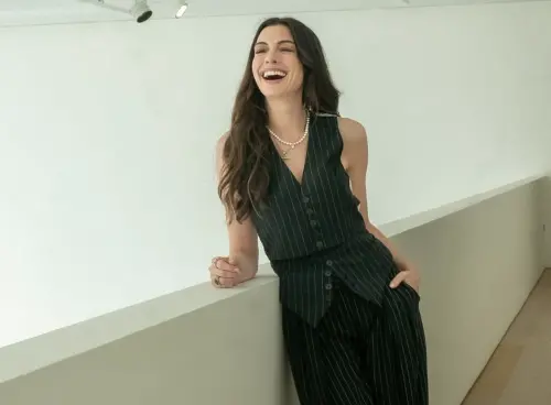 ▲安海瑟薇之前曾發布在《穿著PRADA的惡魔2》其中一款新造型照，粉絲反應熱烈，但她的角色情節仍保密中，目前只知道會有新的感情對象。（圖／摘自 IG @annehathaway）