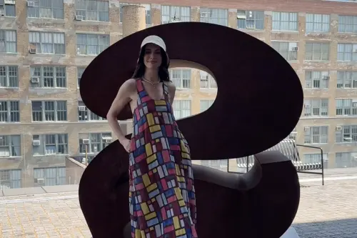 ▲安海瑟薇身上穿的繽紛色塊洋裝，充滿時尚精品設計感，頗為亮眼。（圖／摘自IG）