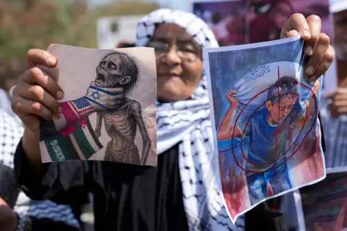 ▲加薩走廊饑荒持續惡化，人道危機蔓延，越來越多國家與國際組織和團體發聲譴責以色列。圖為黎巴嫩民眾上街聲援加薩地區的巴勒斯坦人。（圖／美聯社／達志影像）