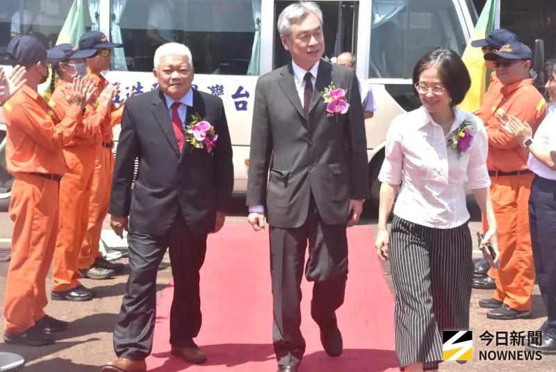 ▲台灣國際造船公司舉行關務署2艘百噸級巡緝艇安放龍骨儀式，由台灣國際造船公司副總經理顏聰輝(左)與財政部關務署基隆關關務長張世棟(中)、高雄關關務長劉芳祝(右)共同主持。(圖／記者黃守作攝，2025.07.23)