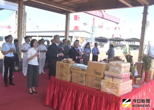 ▲台灣國際造船公司舉行關務署2艘百噸級巡緝艇安放龍骨儀式，由財政部關務署高雄關關務長劉芳祝(前排左1)、基隆關關務長張世棟(前排左2)、台灣國際造船公司副總經理顏聰輝(前排左3)共同主祭，祈求開工順利，如質如期交船，以強化海域執法能量。(圖／記者黃守作攝，2025.07.23)