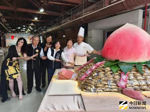 ▲全台首創，由元明商店以1500塊太陽餅加大壽桃製做的「太陽餅龜壽桃」，意涵添福添運之意，成為會中最大亮點。（圖／記者金武鳳攝，2025.7.23)