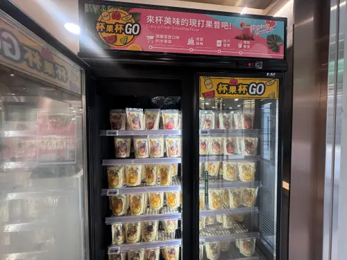 開賣現打果昔冰沙,將清洗後的蔬果截切製成冷凍蔬果,杯杯現打,口感綿密。(圖/記者鍾怡婷攝) ▲開賣現打果昔冰沙,將清洗後的蔬果截切製成冷凍蔬果,杯杯現打,口感綿密。(圖/記者鍾怡婷攝)