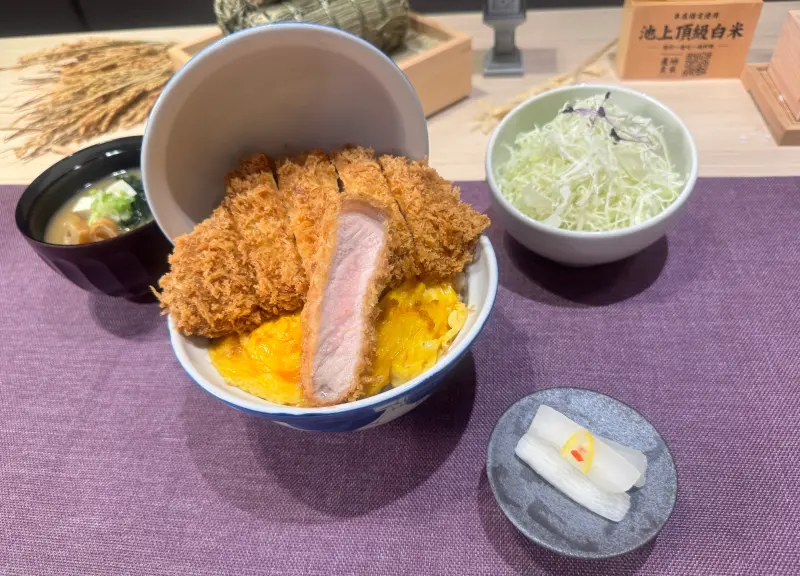 ▲信義區新百貨統一集團「DREAM PLAZA」開幕優惠，かつ丼屋勝急豬排飯半價優惠。（圖／記者鍾怡婷攝）