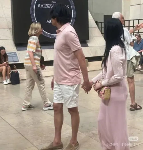 ▲伊能靜(前排右)與秦昊(前排左)穿情侶裝逛博物館,街頭牽手畫面甜蜜。(圖/小紅書) ▲伊能靜(前排右)與秦昊(前排左)穿情侶裝逛博物館,街頭牽手畫面甜蜜。(圖/小紅書)