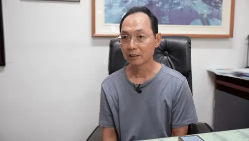 ▲彰化鹿港診所醫師葉宣哲，拿出數據指出，彰化罹患肺腺癌比例攀升太高，懷疑與彰化工業排放污染有關。（圖／記者王郁勳攝）