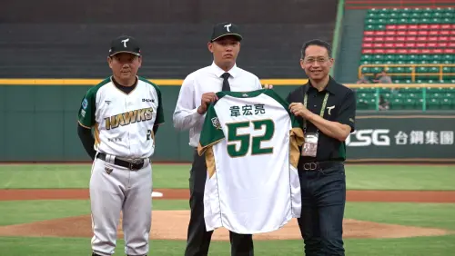 ▲2025年選秀狀元韋宏亮，明星賽後火速與台鋼雄鷹完成簽約，是否要趕進度，期待他早日升上一軍幫忙，領隊劉東洋給出韋宏亮未來規劃。（圖／記者陳云茹攝）