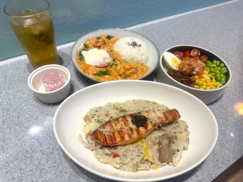 ▲ Supreme Salmon美威鮭魚插旗統一時代百貨。（圖／記者鍾怡婷攝）