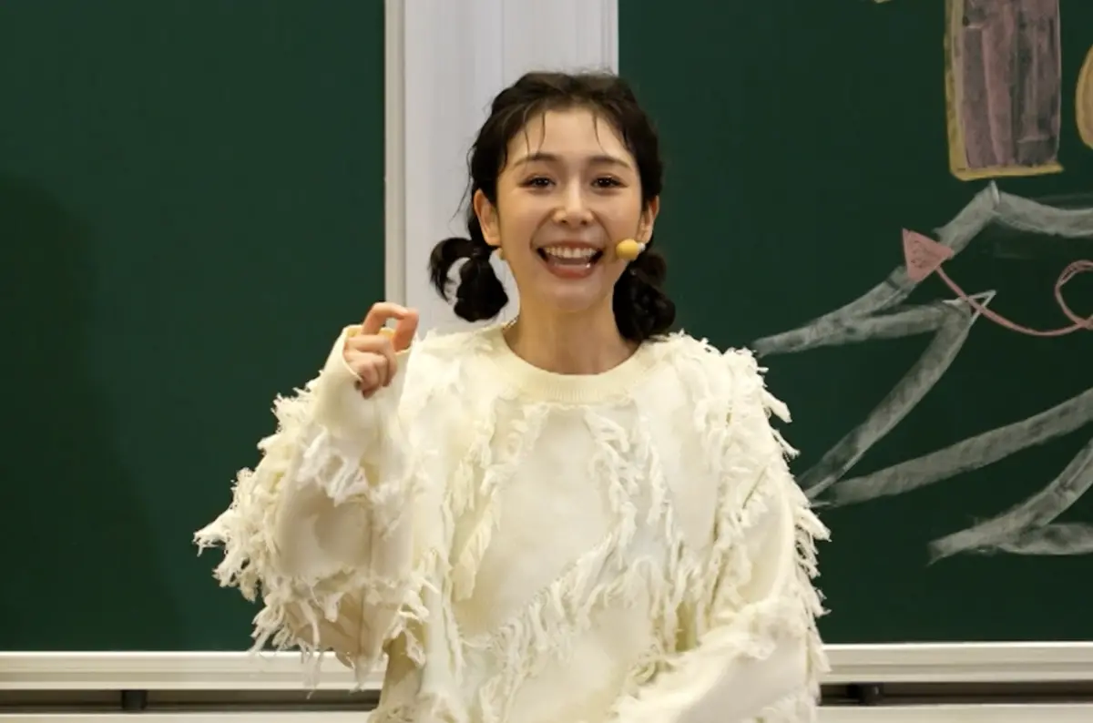 ▲Albee（如圖）在《Talk Talk秀台語－全民練喙花》參加競賽，用台語講述《海角七號》的內容，對評審長許效舜講出「我會追你到天涯海角」的對白，慘遭許效舜打槍，要她先學好台語。（圖／公視台語台提供）