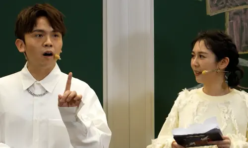 ▲黃豪平（左）與Albee（右）在《Talk Talk秀台語－全民練喙花》各自率領隊員，用台語進行比拚。（圖／公視台語台提供）