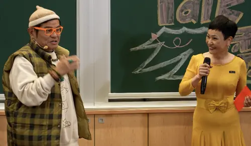 ▲自稱離婚是專長的活力阿嬤（右）來參加《Talk Talk秀台語－全民練喙花》的競賽，讓許效舜（左）也被她的大方、熱情打動。（圖／公視台語台提供）