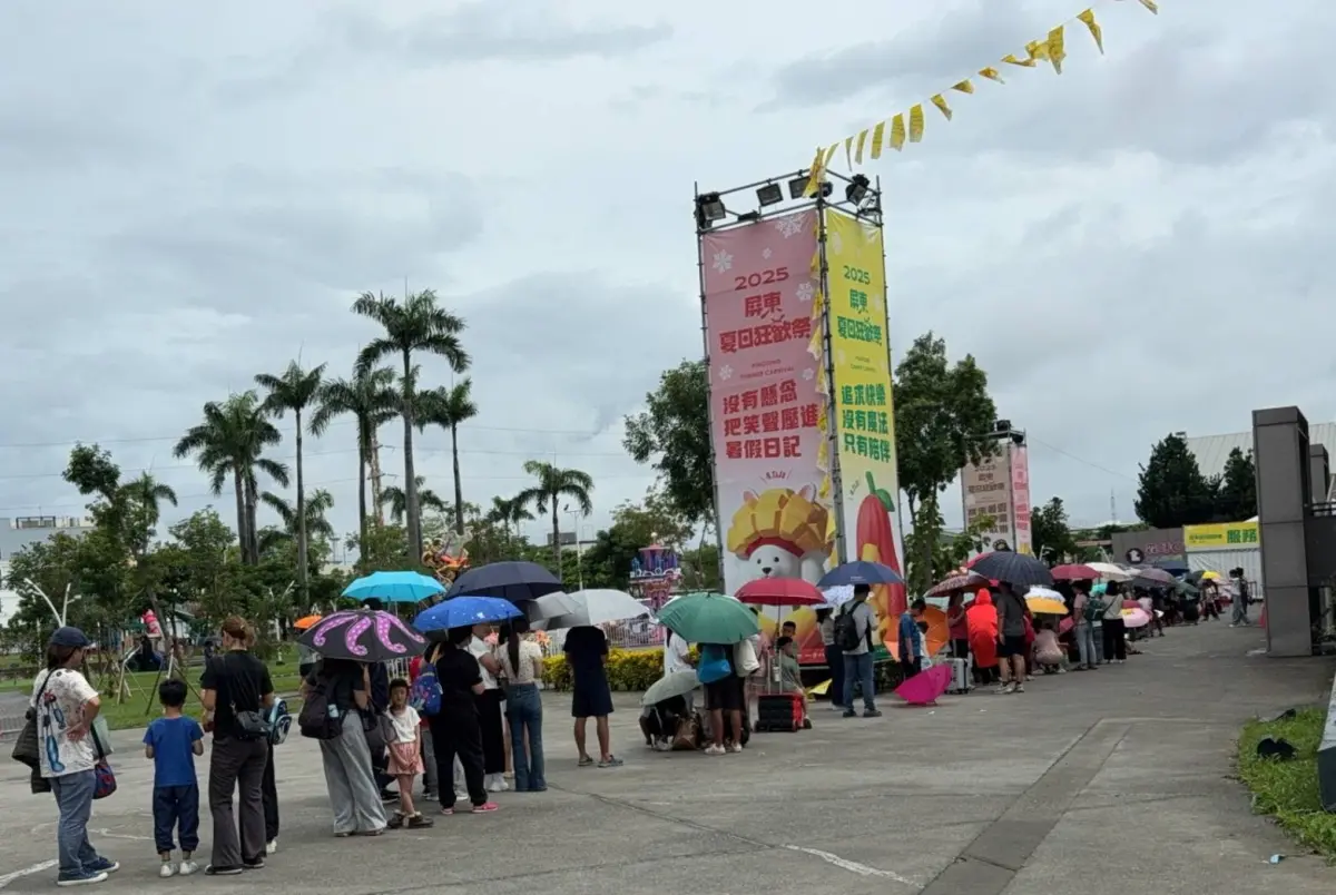 ▲屏東夏日狂歡祭「童話冰宮」爆棚，卻傳出現黃牛票亂象，主辦單位即日起將調整索票規則。（圖／屏東縣府提供）