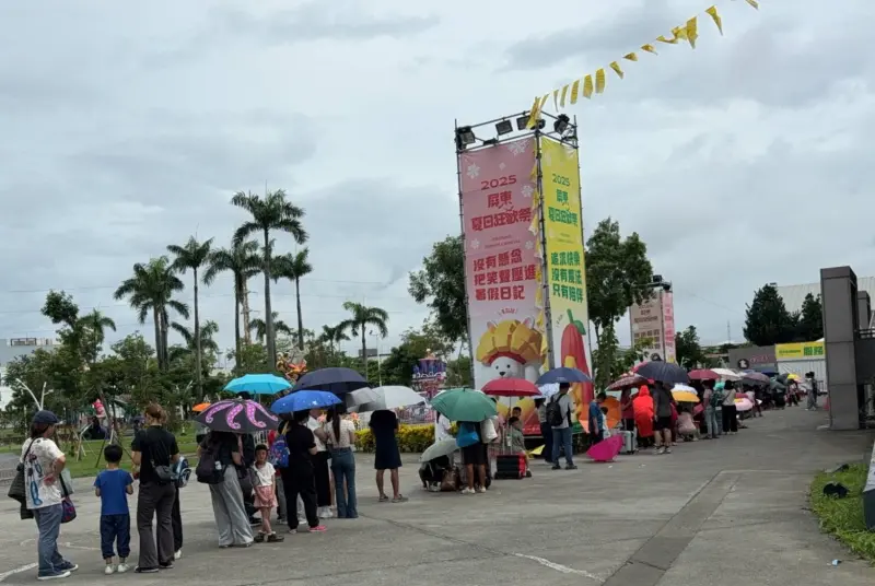 ▲屏東夏日狂歡祭「童話冰宮」爆棚，卻傳出現黃牛票亂象，主辦單位即日起將調整索票規則。（圖／屏東縣府提供）