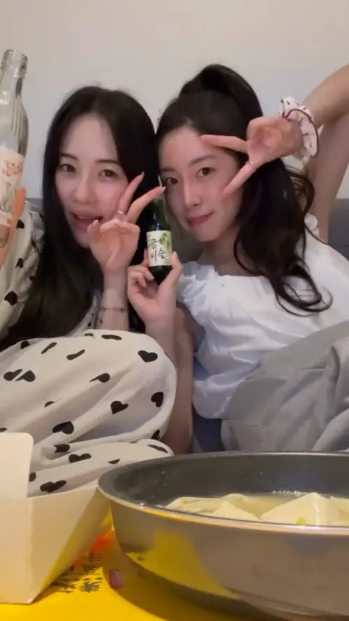 ▲Mingo(左)與安芝儇(右)一起在家品酒。(圖/翻攝自安芝儇Threads) ▲Mingo(左)與安芝儇(右)一起在家品酒。(圖/翻攝自安芝儇Threads)