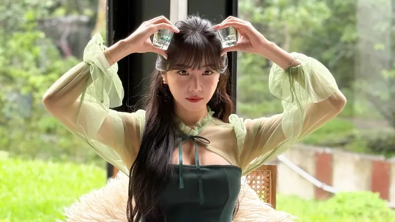 ▲台鋼雄鷹韓籍啦啦隊女神安芝儇（如圖）近日被室友Mingo在社群Po出她素顏、披頭散髮畫面，還在鏡頭前笑出「豬叫聲」毫無偶像包袱，讓不少粉絲直呼：「戀愛了！」（圖／翻攝自安芝儇IG）