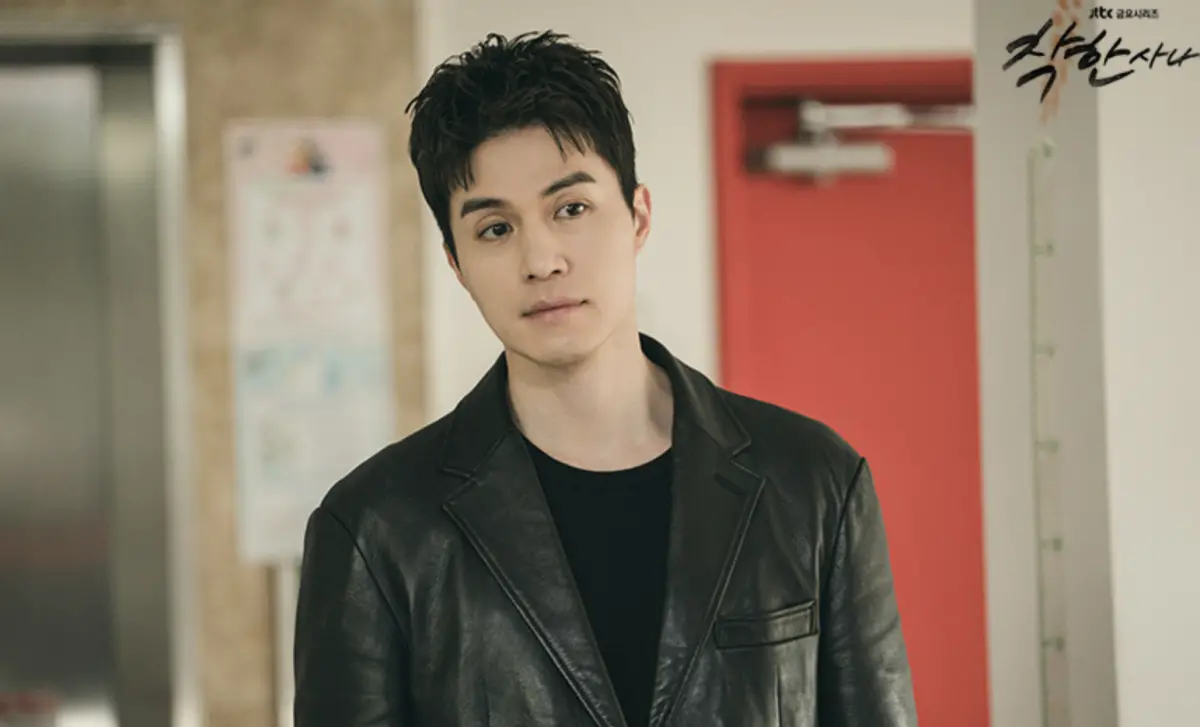 ▲韓國演員李棟旭（如圖）攜手李聖經主演的新戲《善良的他》，黑幫愛戀設定成話題焦點，不過開播首集即被批劇情老套，卻仍吸引大批劇迷追看後續發展。（圖／翻攝自善良的他 官網）