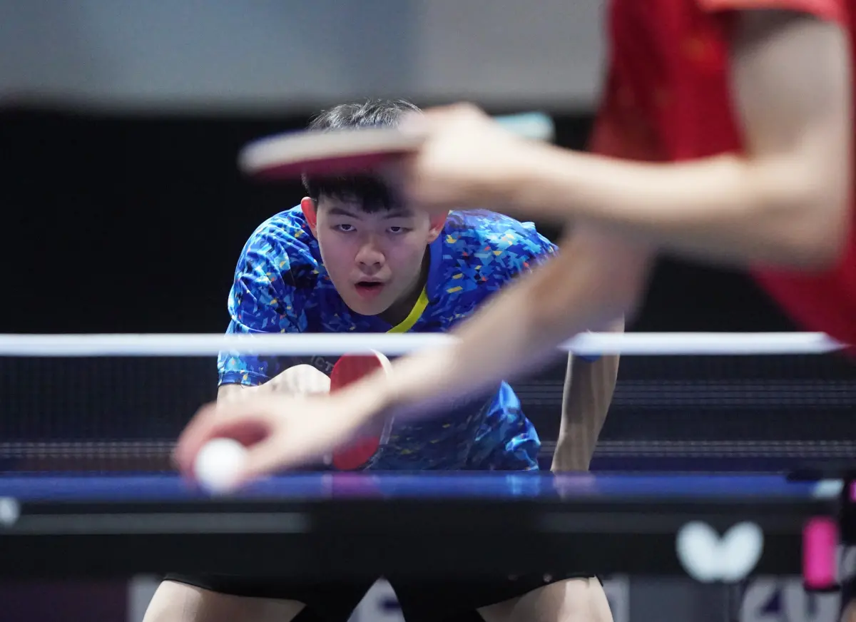 ▲「柚子同學」高承睿今（9）日在WTT橫濱冠軍賽男單16強面對來自美國、世界排名第31的Kanak JHA。比賽過程雙方你來我往，賽事張力十足。最終JHA在關鍵時刻展現穩健心態與強大壓制力，以局數3：1力退高承睿，順利挺進8強。（圖／大專體總提供）