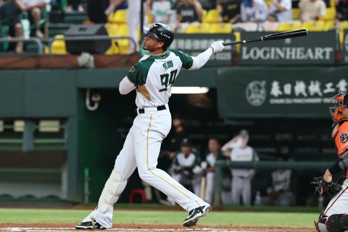 ▲魔鷹面對年輕中繼左投李軍，鎖定第2球大棒一揮，掃出左外野兩分砲，率隊拉近比分，全場球迷陷入狂歡，魔鷹回壘後也跟天上太太致意。（圖／台鋼雄鷹提供）