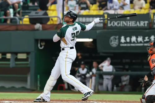 ▲魔鷹面對年輕中繼左投李軍，鎖定第2球大棒一揮，掃出左外野兩分砲，率隊拉近比分，全場球迷陷入狂歡，魔鷹回壘後也跟天上太太致意。（圖／台鋼雄鷹提供）