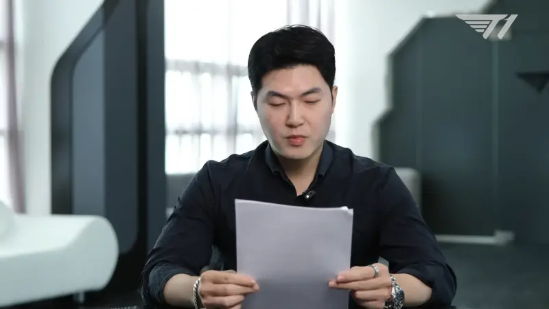 ▲T1營運長Josh代表T1，正式向 Zeus 崔祐齊選手、其家人以及經紀公司The Play道歉。（圖／YT@T1）