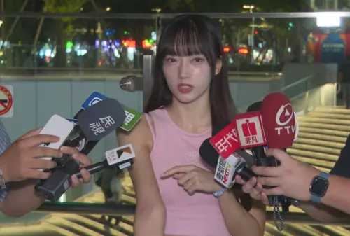 知名啦啦隊成員闕闕日前在桃園中壢,因遭3名便衣警察誤認為逃逸移工而遭攔查,過程中一度被強行拉扯,導致手臂出現瘀傷。 ▲ 知名啦啦隊成員闕闕日前在桃園中壢,因遭3名便衣警察誤認為逃逸移工而遭攔查,過程中一度被強行拉扯,導致手臂出現瘀傷。(圖/民眾提供)