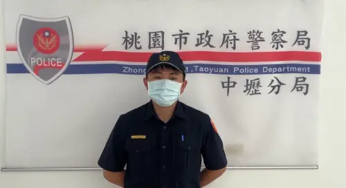 龍興派出所所長黃冠貿表示,員警見2女行跡可疑即上前盤查,並表明身分出示證件,確認身分後2人已離去,強調將持續依法行政、保障人權。 ▲ 龍興派出所所長黃冠貿表示,員警見2女行跡可疑即上前盤查,並表明身分出示證件,確認身分後2人已離去,強調將持續依法行政、保障人權。(圖/翻攝畫面)
