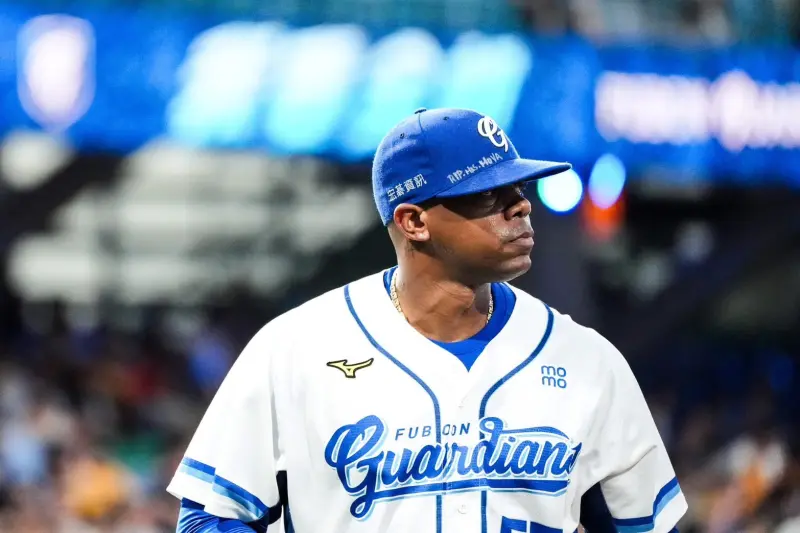 ▲繼昨（22）日台鋼投手艾速特戴著寫有魔鷹妻子名字的帽子先發登板後，今（23）日遠在新莊的富邦悍將投手力亞士同樣也在帽子上寫上「R.I.P  Mrs. Moya」悼念魔鷹妻子。（圖／富邦悍將提供）