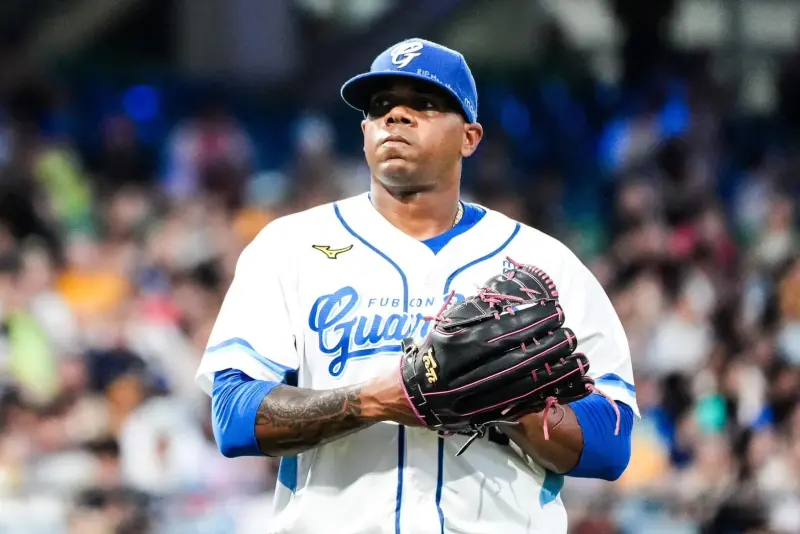 ▲味全龍總教練葉君璋檢舉力亞士球鞋會反光，裁判經確認後要求更換，力亞士只能臨時跟隊友江國豪借鞋子上場，惹得總教練陳金鋒上場抗議。賽後力亞士對此仍有些無奈，表示這雙鞋已經穿過很多次，之後在中職也還會再繼續穿那雙鞋上場。（圖／富邦悍將提供）