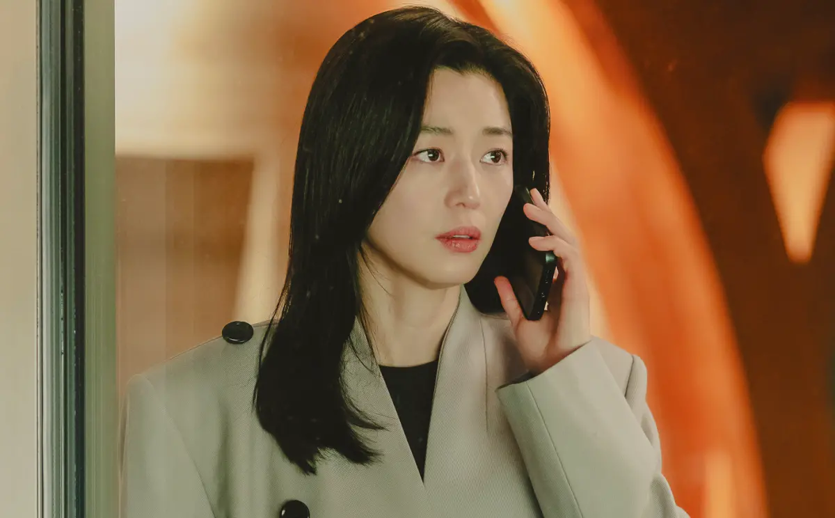 ▲全智賢新劇《暴風圈》台詞疑似辱華遭中國小粉紅抵制，品牌代言照被陸續下架，面臨封殺處境。（圖／Disney+提供）