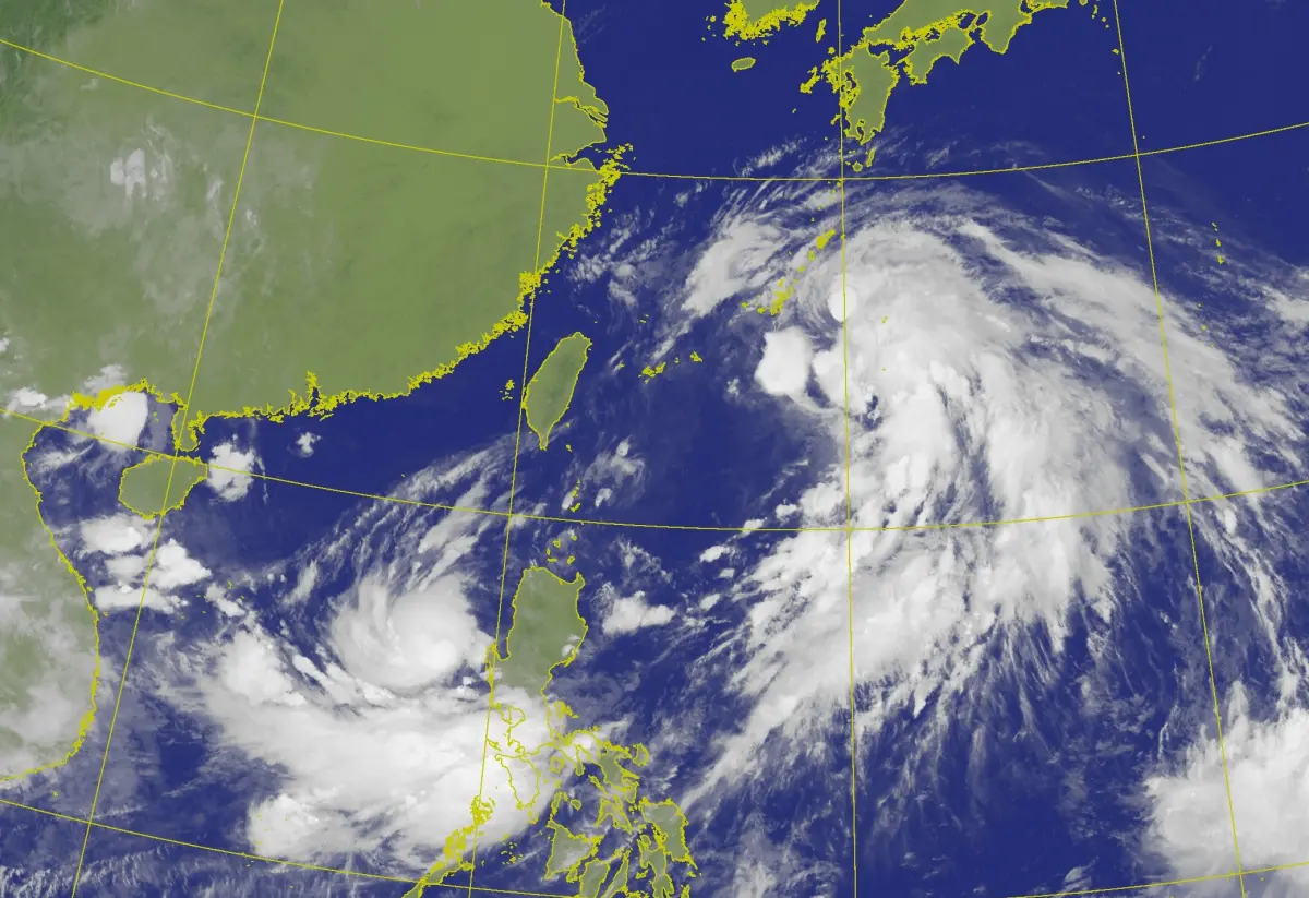 ▲颱風范斯高、竹節草昨日相繼生成，雙颱目前皆位在台灣附近海域，根據中央氣象署預測，雙颱未來走向呈現交錯，氣象專家林得恩強調「台灣在雙颱夾殺下全身而退，也算福命一條。」（圖／中央氣象署）