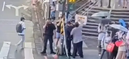 726大罷免/罷團宣講火爆衝突!嗆聲男打手牌襲警遭上銬逮捕